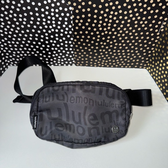 Lululemon Everywhere Belt Bag in Wobbly Wordmark Black - Picture 1 of 12
